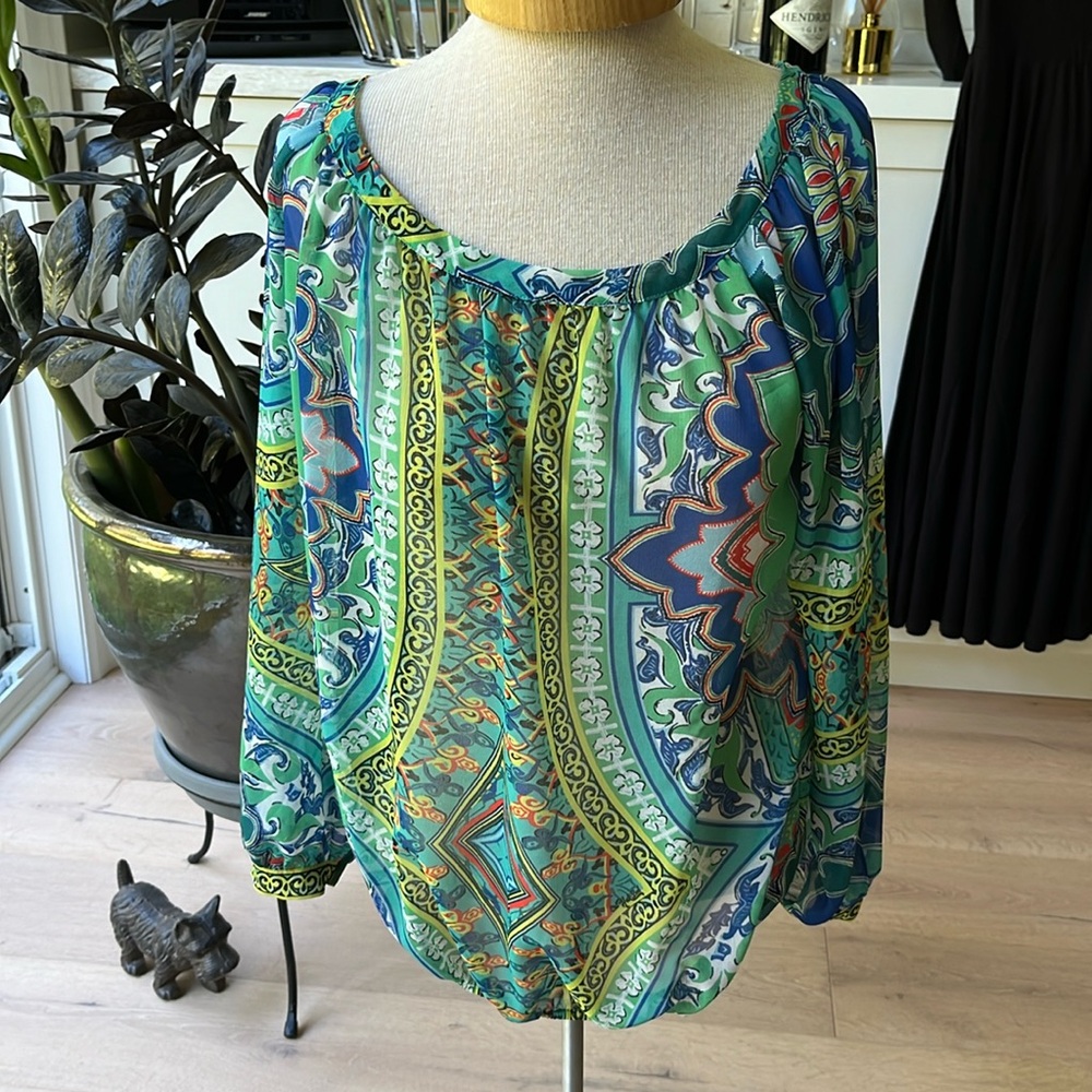 EUC long sleeve Hale Bob chiffon blouse with elastic hem & button contrast cuff.